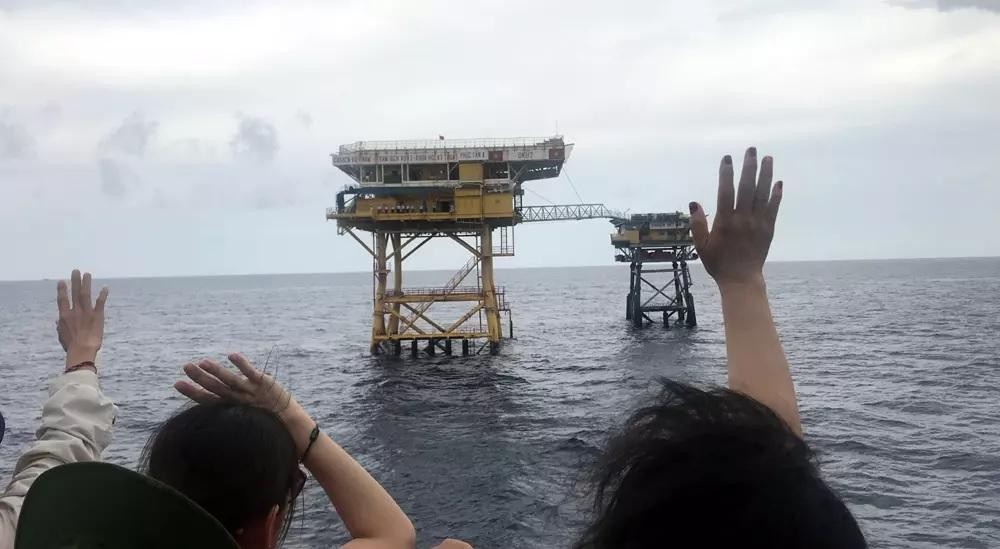 Do điều kiện thời tiết không thuận lợi, các đại biểu của đoàn công tác chỉ có thể chào các cán bộ, chiến sỹ nhà giàn DK1/2 Phúc Tần từ boong tàu.