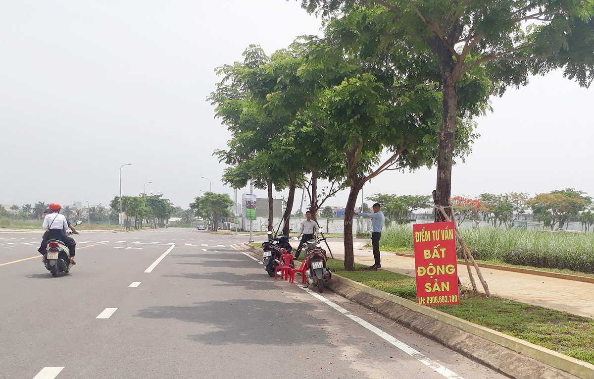 Môi giới chờ khách giữa cái nắng oi ả. Ảnh: Việt Dũng