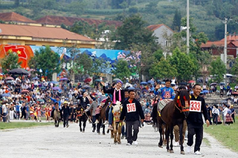 Vòng đấu loại diễn ra vào lúc 8h30 sáng ngày 5/6. Vợ các nài ngựa cưỡi trên lưng các chú ngựa tham gia diễu hành