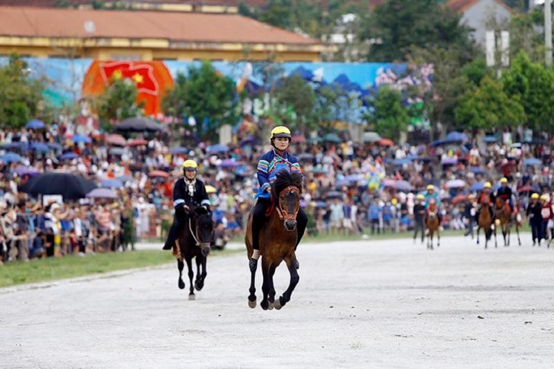 Sau đó là lượt đua biểu diễn mà các nài ngựa là đại diện cho phụ nữ các dân tộc sinh sống tại Bắc Hà