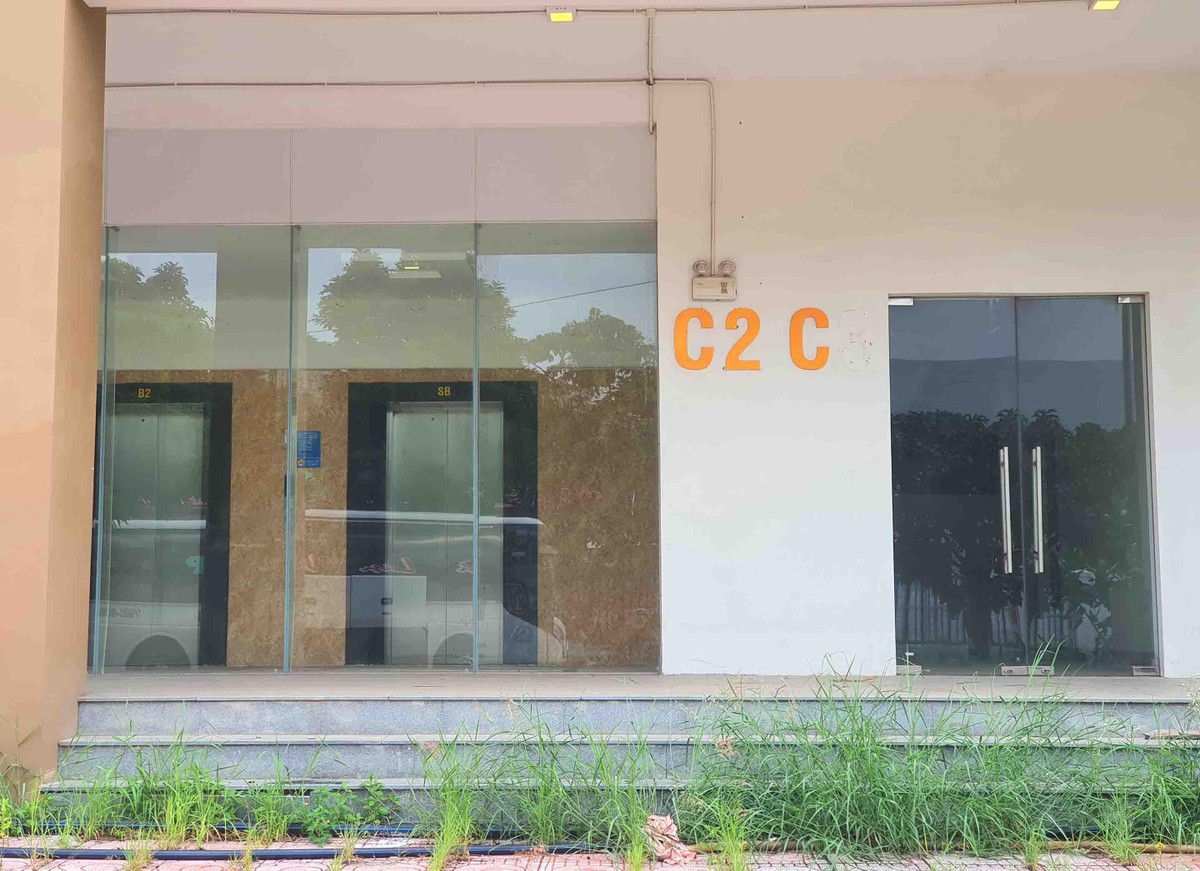 Được trang bị hệ thống thang máy, khu vực chờ chắng thua kém các khu nhà ở thương mại. Nay cửa đóng then cài.
