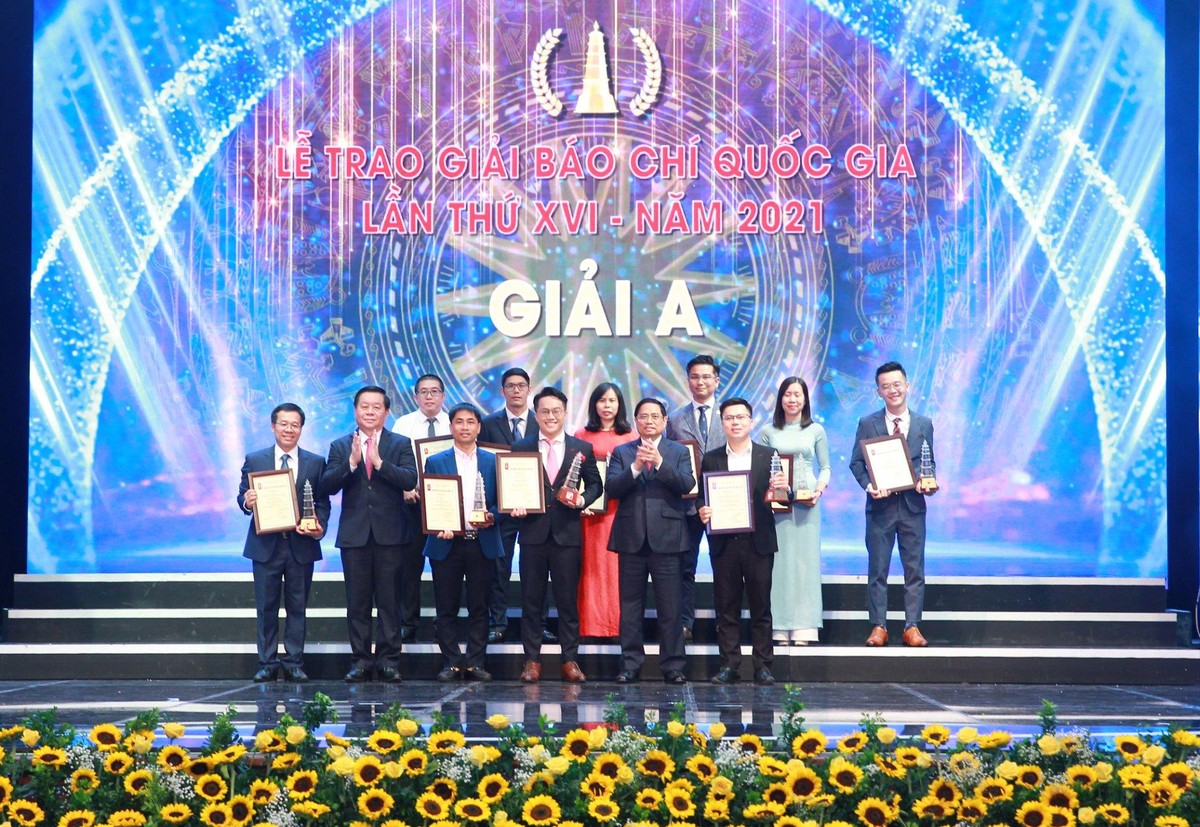 Thủ tướng Phạm Minh Chính và Trưởng ban Tuyên giáo Trung ương Nguyễn Trọng Nghĩa chúc mừng các tác giả, nhóm tác giả đoạt Giải A giải Báo chí Quốc gia năm 2021 (Ảnh: Chí Cường)