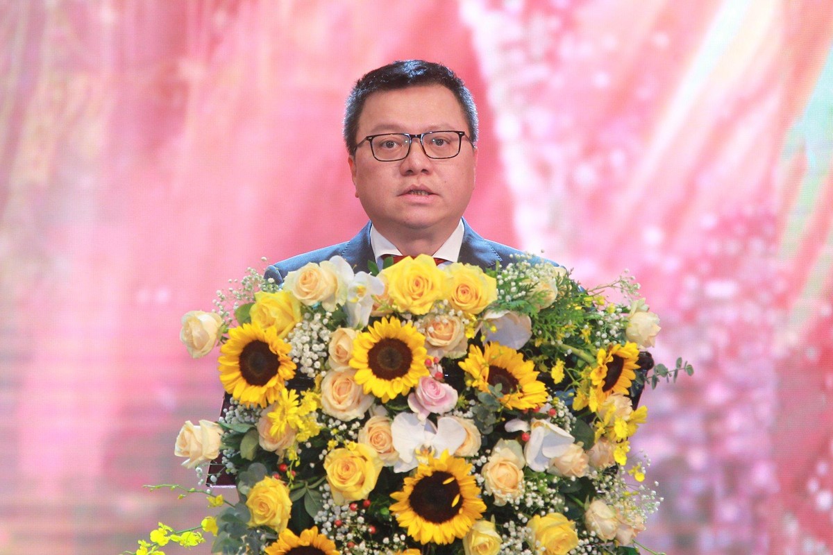 Chủ tịch Hội Nhà báo Việt Nam Lê Quốc Minh phát biểu chúc mừng các tác giả, nhóm tác giả đoạt giải (Ảnh: Chí Cường)