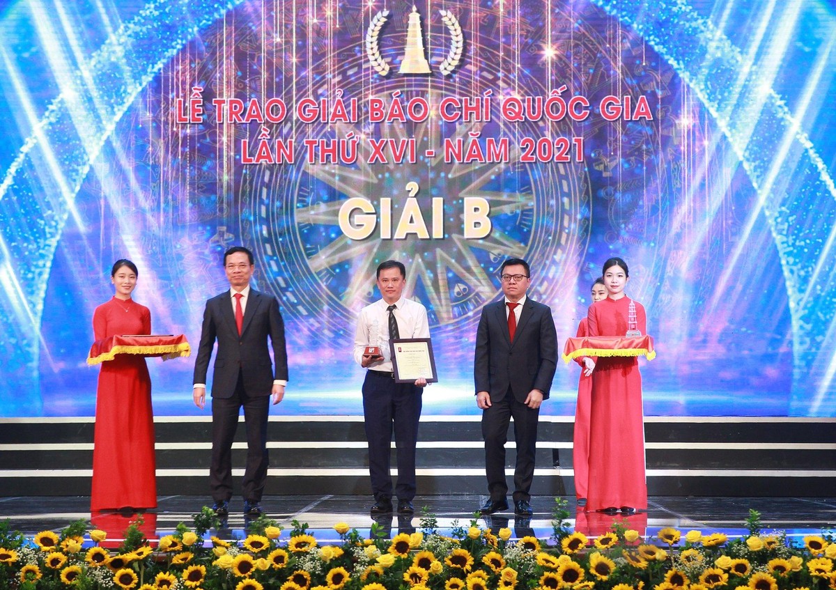 Nhà báo Phạm Anh Minh (Báo Đầu tư) nhận Giải B giải Báo chí Quốc gia năm 2021 (Ảnh: Chí Cường)