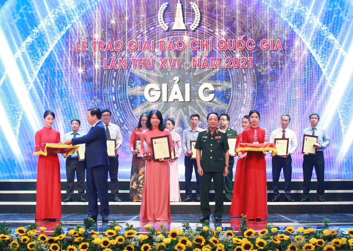 Nhà báo Trần Thị Tuyết Ánh (Báo Đầu tư) nhận Giải C giải Báo chí Quốc gia năm 2021 (Ảnh: Chí Cường)