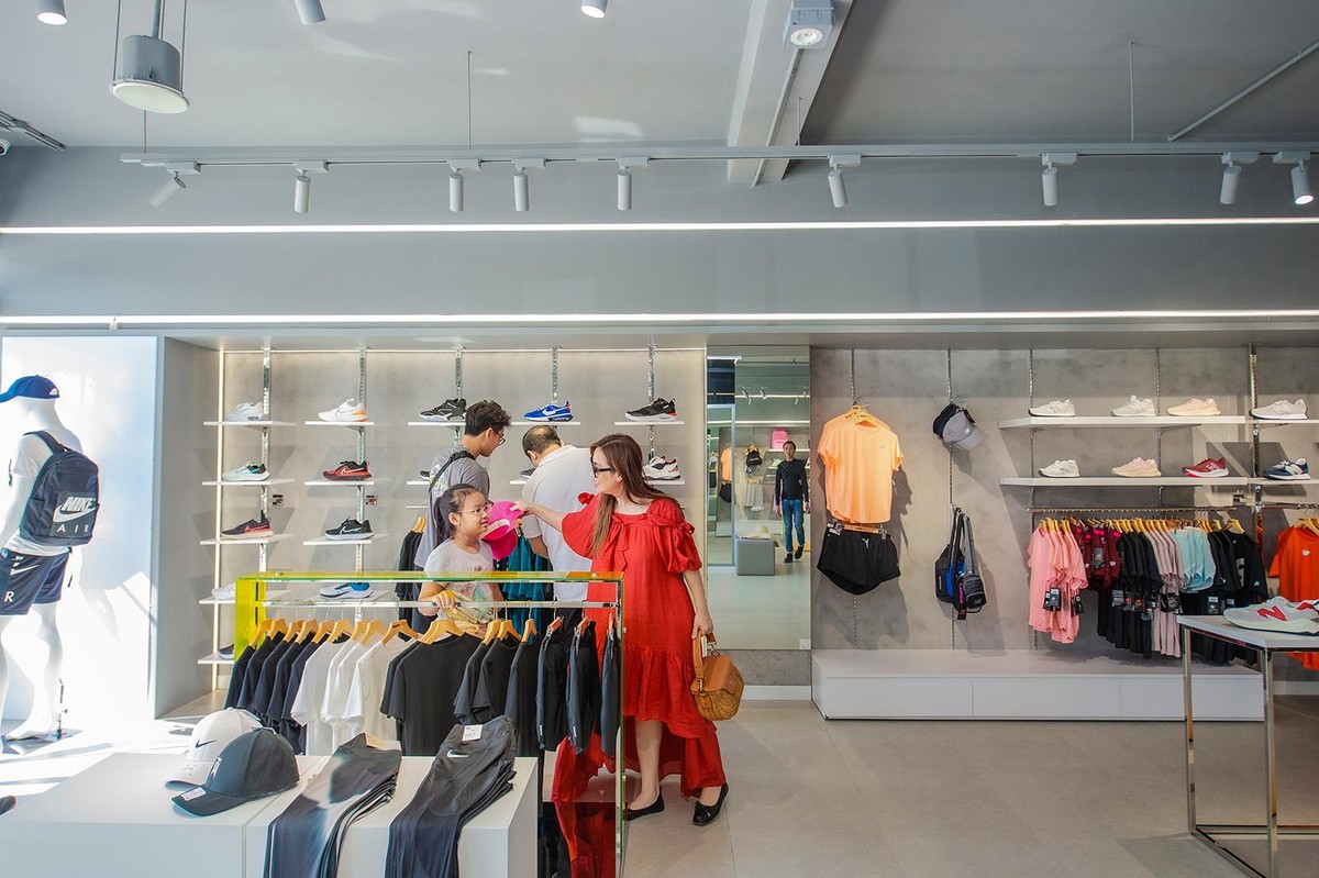 Đại lộ Shophouse nằm trên trục đường ven biển Lộc An - Bình Châu dần được lấp đầy bởi cửa hàng mua sắm, ẩm thực và thu hút đông đảo khách tham quan mua sắm