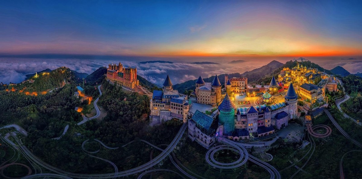 Được tập đoàn Sun Group đầu tư xây dựng, Sun World Ba Na Hills là quần thể du lịch nghỉ dưỡng kết hợp vui chơi giải trí đẳng cấp bậc nhất Việt Nam. Sun World Ba Na Hills đã trở thành điểm đến quen thuộc của du khách trong và ngoài nước khi đến Đà Nẵng.