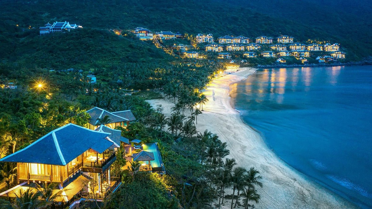 Cầu Vàng tại Sun World Ba Na Hills, được tạp chí TIME vinh danh trong “Top 10 điểm đến tuyệt vời nhất thế giới năm 2018” và trang The Guardian công nhận là “Cây cầu đi bộ ấn tượng nhất thế giới”. Còn InterContinental Danang Sun Peninsula Resort đã giành chiến thắng với danh hiệu “Khu nghỉ dưỡng sang trọng bậc nhất thế giới”. Intercontinental Danang Sun Peninsula Resort và Cầu Vàng tạo nên hiệu ứng du lịch hấp dẫn cho thành phố Đà Nẵng.