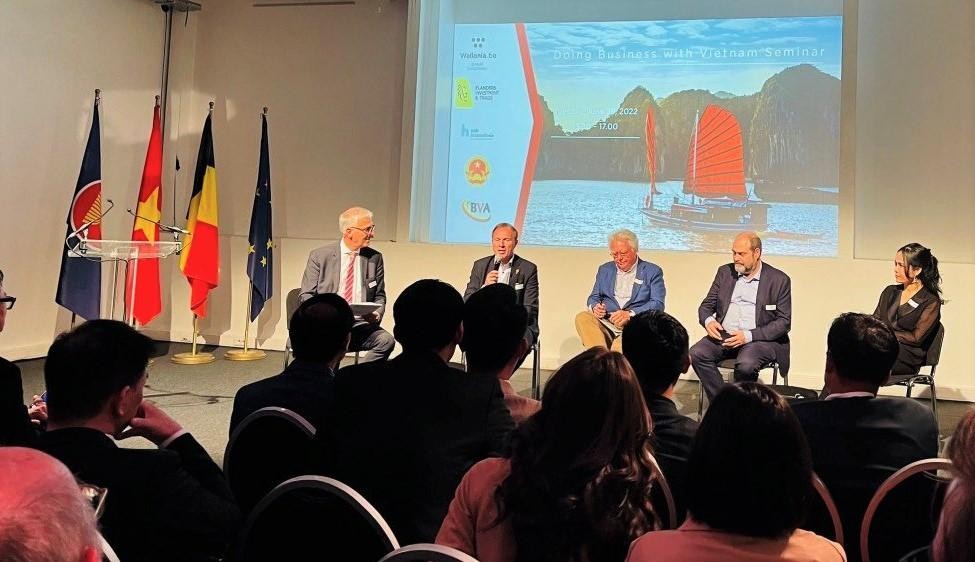 Bà Phạm Thị Bích Huệ, Phó Chủ tịch Hội Doanh nhân trẻ Việt Nam, Chủ tịch Western Pacific đại diện lãnh đạo Hội Doanh nhân trẻ Việt Nam tham gia phiên thảo luận giữa các doanh nghiệp Việt Nam và Bỉ tại Diễn đàn