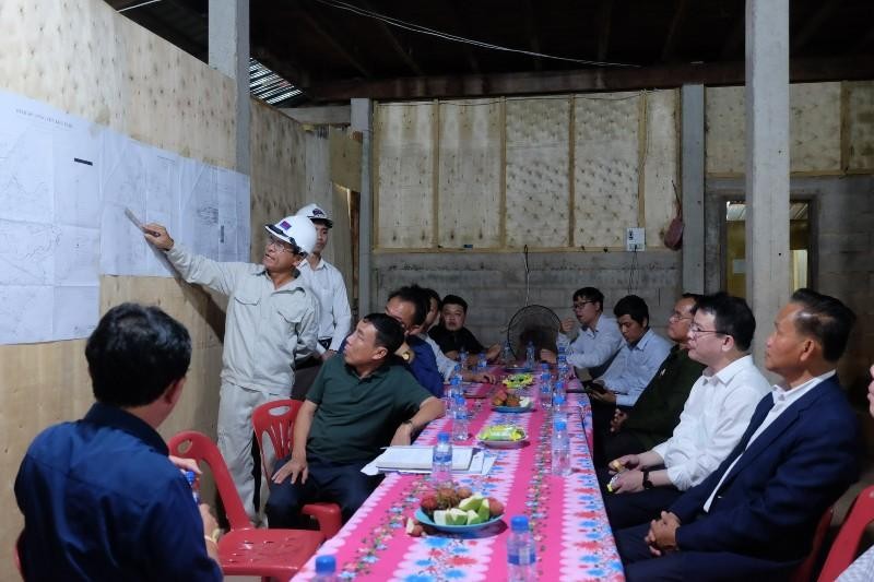 Đoàn công tác liên ngành hai Ủy ban nghe báo cáo tình hình triển khai xây dựng Dự án Thủy lợi Nỏng Bốc