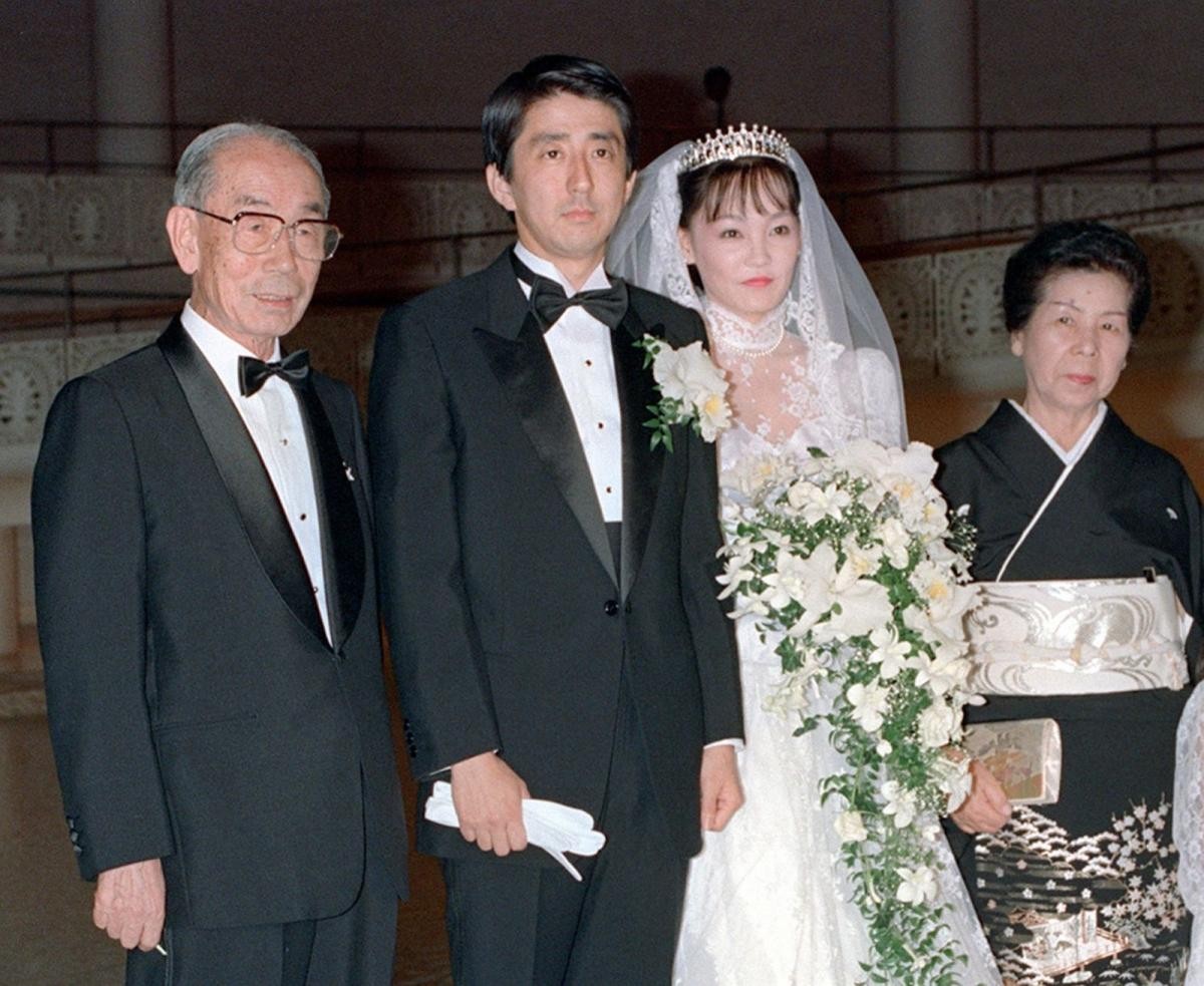 Ông Abe và bà Akie kết hôn với nhau ở Tokyo năm 1987. Đứng bên cạnh hai vợ chồng ông Abe là cựu Thủ tướng Nhật Bản Takeo Fukuda và phu nhân của ông - bà Mie.