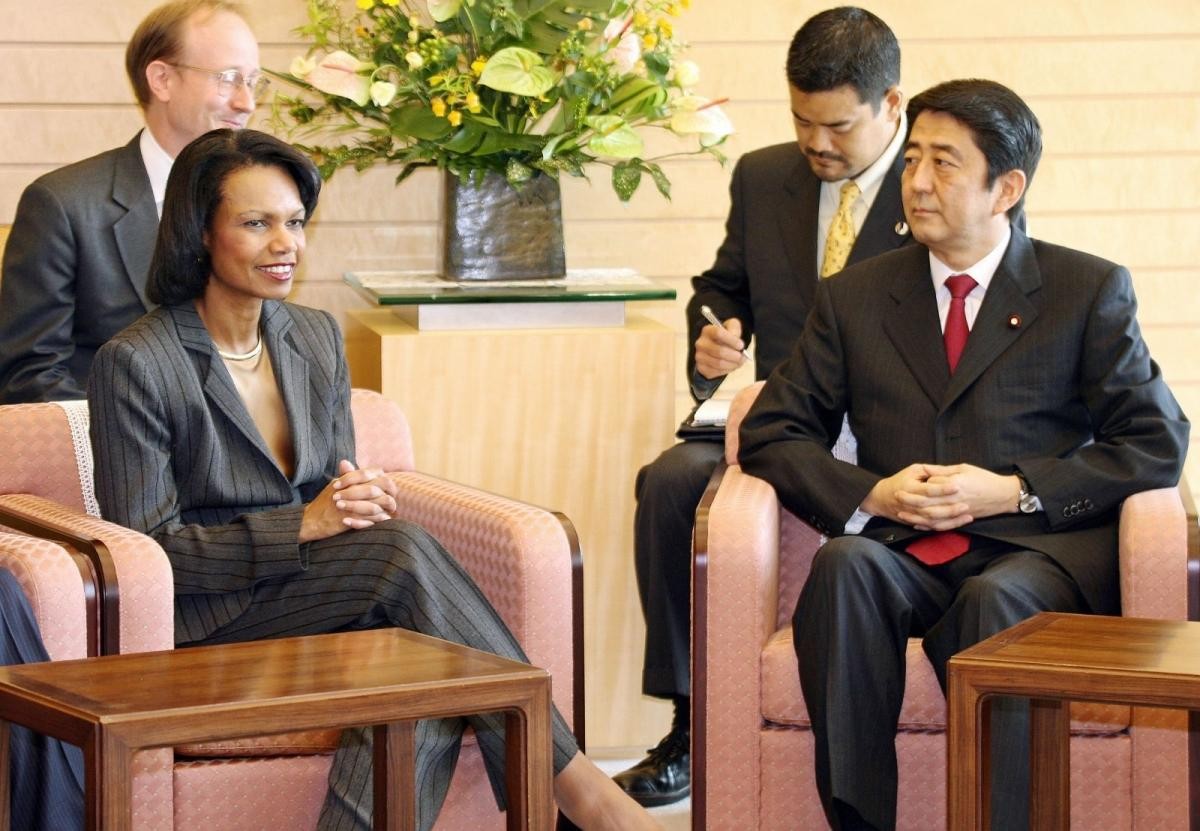 Ông Abe gặp Ngoại trưởng Mỹ Condoleezza Rice tại văn phòng của ông ở Tokyo năm 2006.