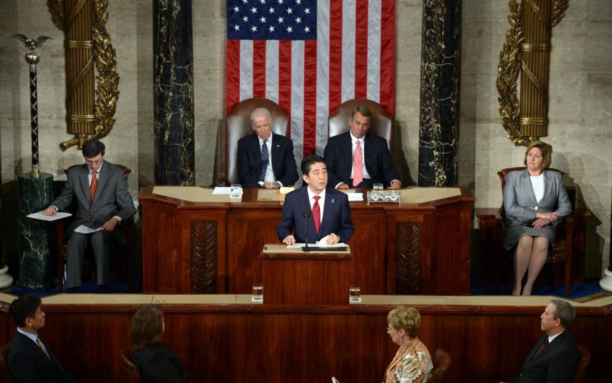 Ông Abe phát biểu tại Quốc hội Mỹ năm 2015.