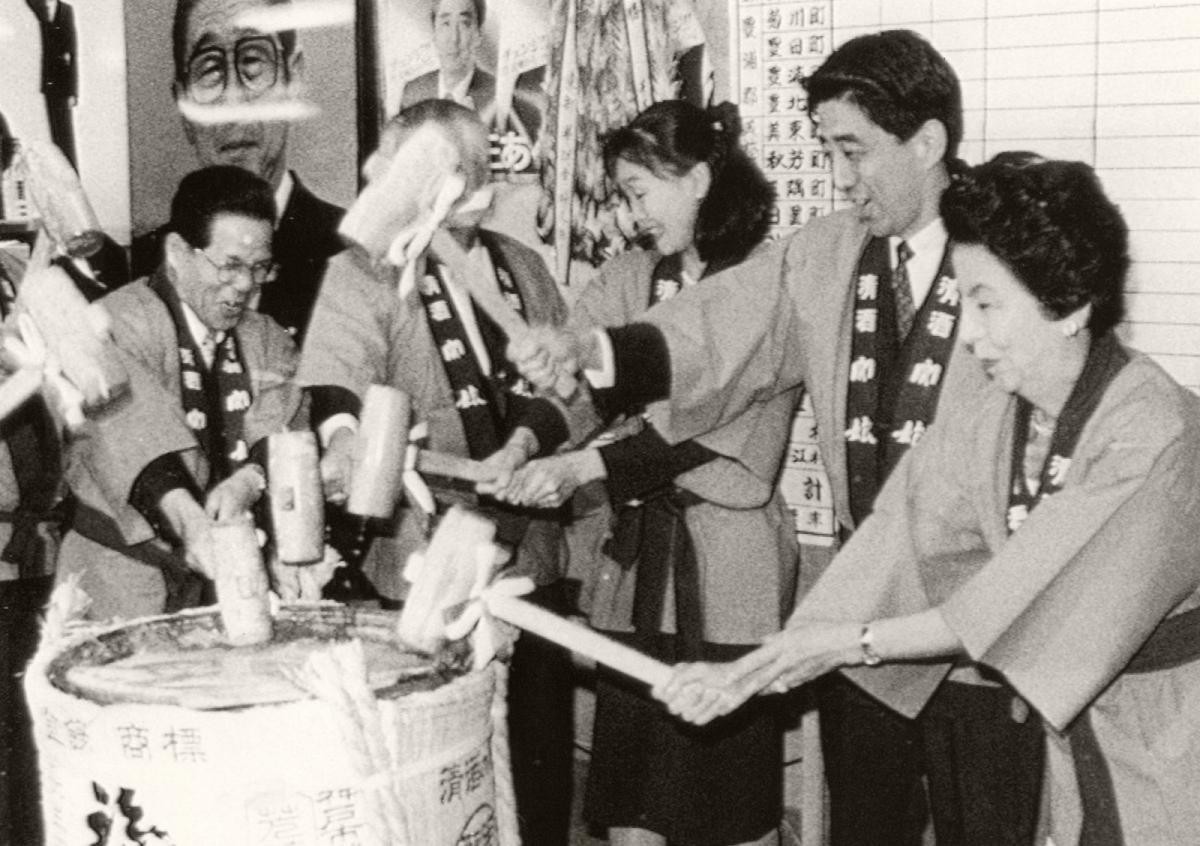 Ông Abe mở nắp thùng rượu ăn mừng chiến thắng khi trúng cử vào Hạ viện Nhật Bản năm 1993. Cha của ông Abe - ông Shintaro cũng từng giữ vị trí này.