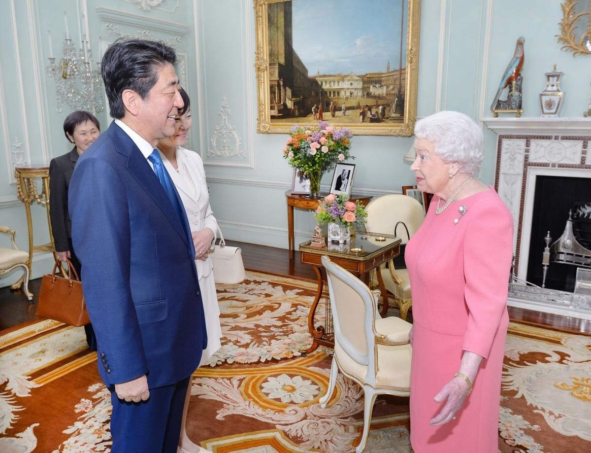 Thủ tướng Abe và phu nhân thăm Nữ hoàng Anh Elizabeth II ở cung điện Buckingham năm 2016.
