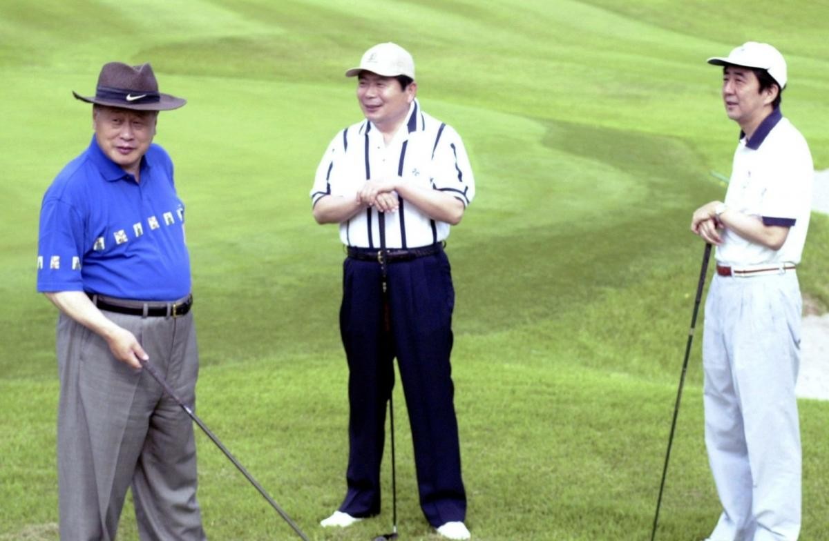 Ông Abe, khi còn là Phó Chánh Văn phòng Nội các Nhật Bản, chơi golf cùng Thủ tướng Yoshiro Mori (trái) và Chánh Văn phòng Nội các Nhật Bản Hidenao Nakagawa (giữa) năm 2000.