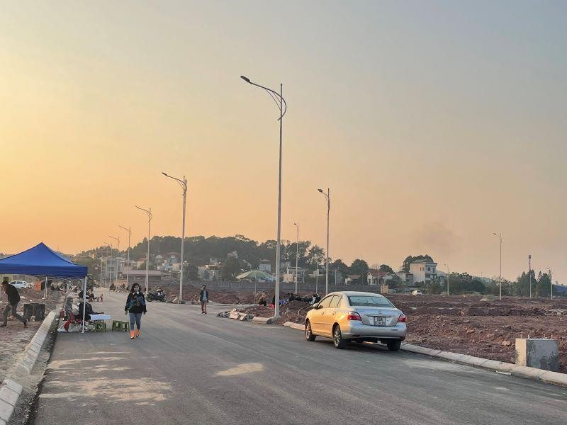 Thị trường cũng ghi nhận xu hướng chuyển dịch bất động sản từ trung tâm nội đô ra vùng ven, hoặc các địa phương lân cận - nới có sẵn hệ thống hạ tầng đồng bộ. Điều này cũng kéo theo không ít nhà đầu tư F0 mới tham gia thị trường nhằm tận dụng lợi thế giá “mềm”, chính sách bán hàng ưu đãi và tầm nhìn quy hoạch từ các địa phương… Thị trường cũng ghi nhận xu hướng chuyển dịch bất động sản từ trung tâm nội đô ra vùng ven, hoặc các địa phương lân cận - nới có sẵn hệ thống hạ tầng đồng bộ. Điều này cũng kéo theo không ít nhà đầu tư F0 mới tham gia thị trường nhằm tận dụng lợi thế giá “mềm”, chính sách bán hàng ưu đãi và tầm nhìn quy hoạch từ các địa phương…