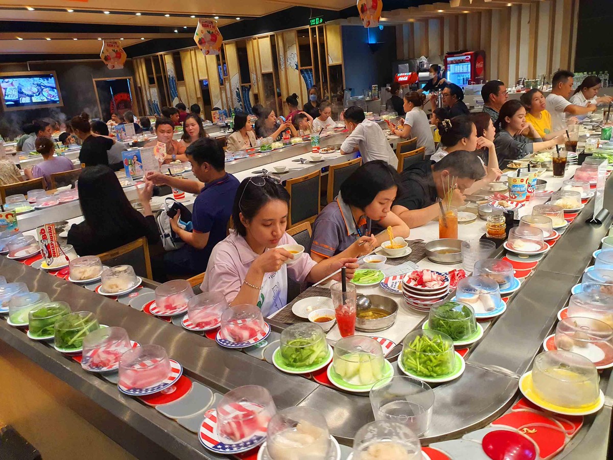 Tại các nhà hàng ăn uống khách hàng phải đặt bàn trước. Tổng mức bán lẻ hàng hóa và doanh thu dịch vụ tiêu dùng 6 tháng ước đạt 556.488 tỷ đồng, tăng 6,2% (cùng kỳ tăng 7,3%). Các chính sách mở cửa sau dịch, bình ổn giá phát huy được hiệu quả.