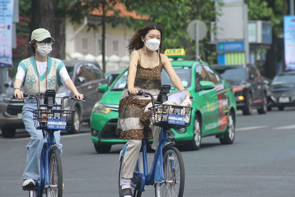 Trong nửa cuối năm 2022, TP. HCM đặt ra 5 nhiệm vụ và giải pháp trọng tâm gồm: đẩy nhanh triển khai gói hỗ trợ lãi suất 2% trị giá 40.000 tỉ đồng, đẩy mạnh xúc tiến du lịch, giải ngân đầu tư công, giải pháp để giảm giá xăng dầu, cải cách hành chính kèm cải thiện môi trường kinh doanh.