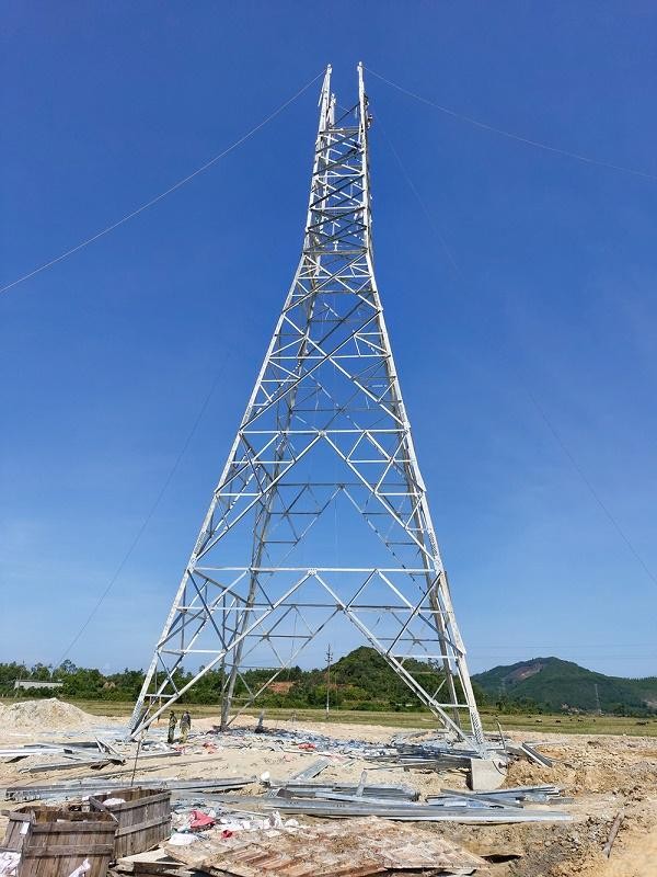 Thi công dựng cột vị trí 65 đường dây 500 kV mạch 3 đoạn qua địa phận thị xã Kỳ Anh (tỉnh Hà Tĩnh)