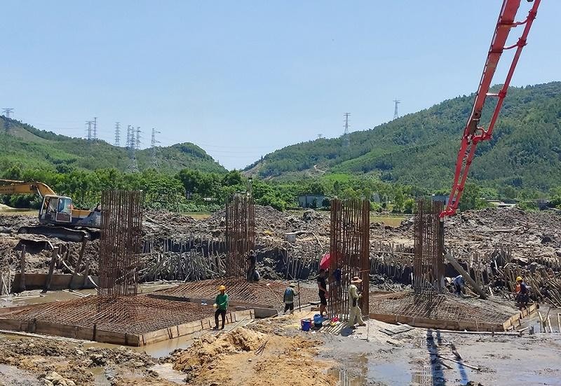 Đổ bê tông đế móng vị trí 67 đường dây 500 kV mạch 3 đoạn qua địa phận thị xã Kỳ Anh (tỉnh Hà Tĩnh)