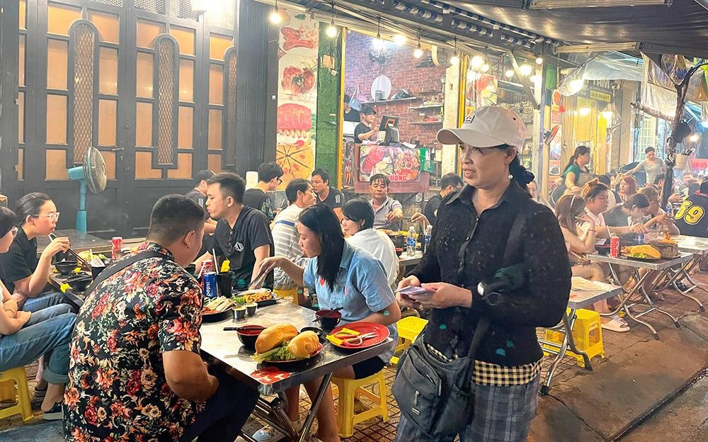 Chị Nguyễn Thị Tuyết Lợi trước đây bán khoảng 300 - 400 tờ vé số/ngày, thì nay giảm mất gần một nửa