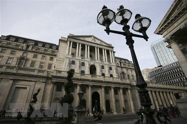 Quang cảnh bên ngoài trụ sở Ngân hàng Trung ương Anh ở London. (Ảnh: AFP/TTXVN)