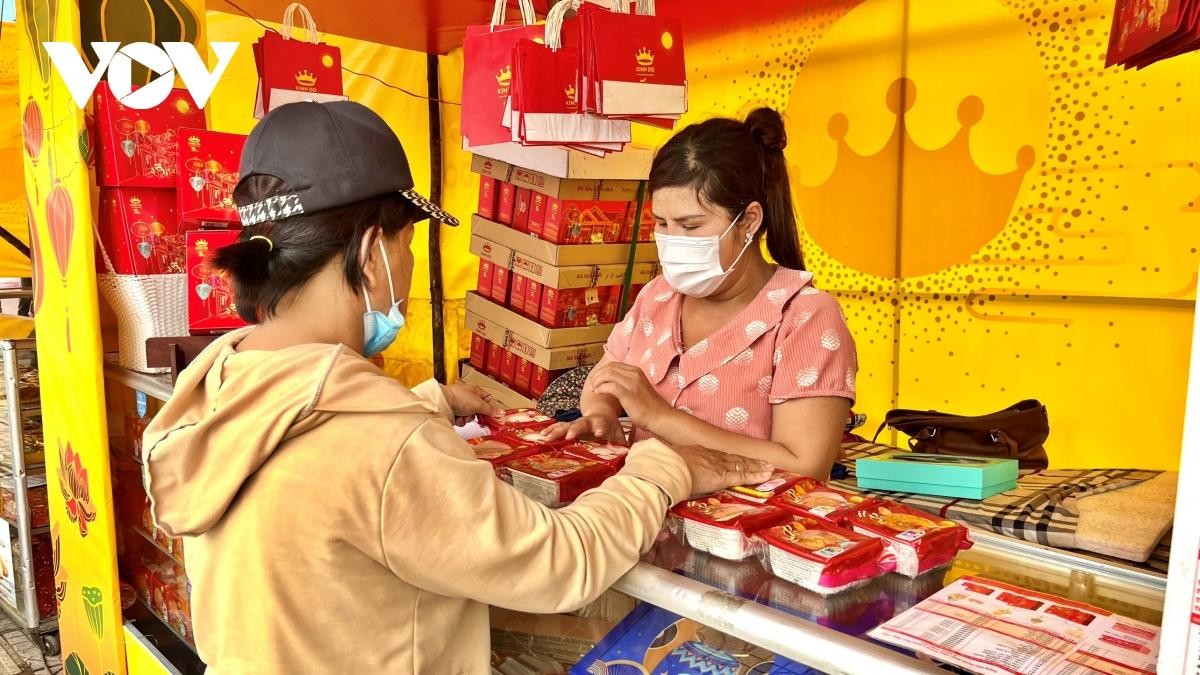 Sản phẩm bánh Trung thu đa dạng, người tiêu dùng có nhiều sự lựa chọn (Ảnh: Kim Chi). Sản phẩm bánh Trung thu đa dạng, người tiêu dùng có nhiều sự lựa chọn (Ảnh: Kim Chi).