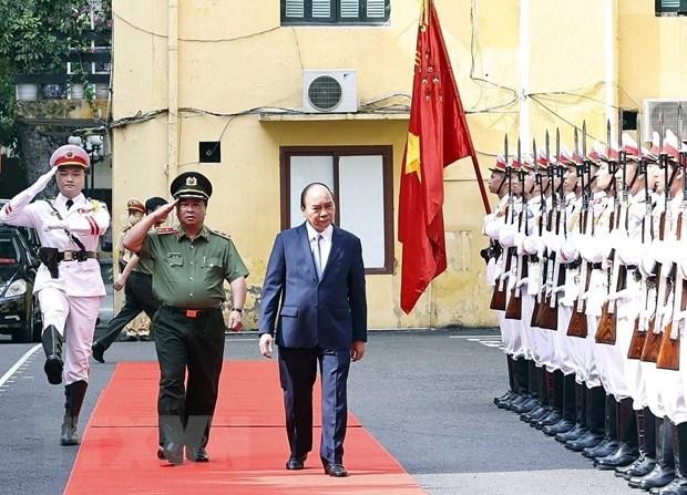 Chủ tịch nước Nguyễn Xuân Phúc duyệt đội danh dự Công an Nhân dân. (Ảnh: Thống Nhất/TTXVN)