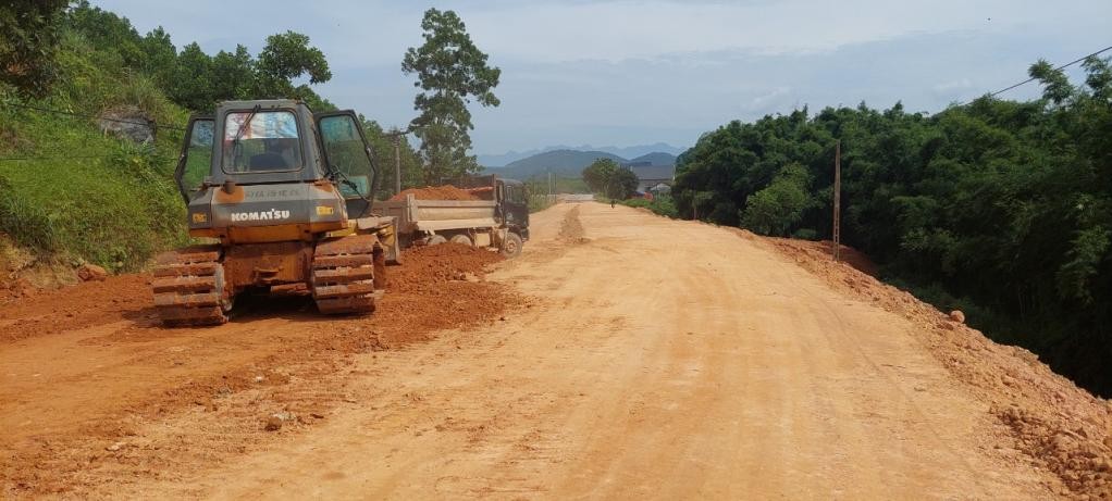 Dự án cải tạo, nâng cấp tỉnh lộ 341 (QL18C) từ KKT Cửa khẩu Móng Cái đến KKT Cửa khẩu Bắc Phong Sinh (huyện Hải Hà) giai đoạn 2, do Ban Quản lý KKT Quảng Ninh làm chủ đầu tư đang được đẩy nhanh tiến độ thi công. Ảnh: Thái Cảnh.