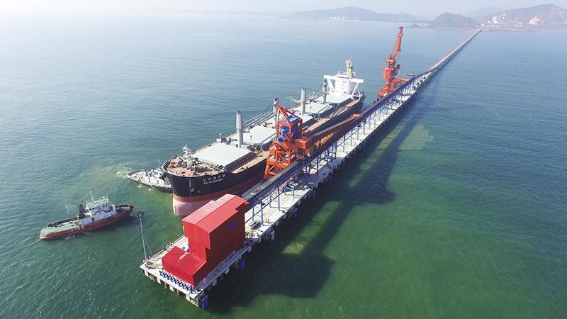 Xây dựng một cụm cảng quốc tế tại khu vực Bắc Trung bộ để cụ thể hóa chiến lược vươn ra biển lớn. Ảnh: Sách Nguyễn