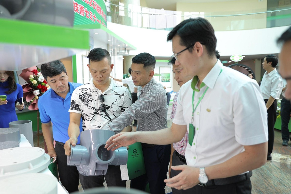 Khách hàng luôn quan tâm tới các sản phẩm mới của Nhựa Tiền Phong. Trong ảnh là sản phẩm Hố ga nhựa PVC do Nhựa Tiền Phong hợp tác cùng Sekisui nghiên cứu và sản xuất