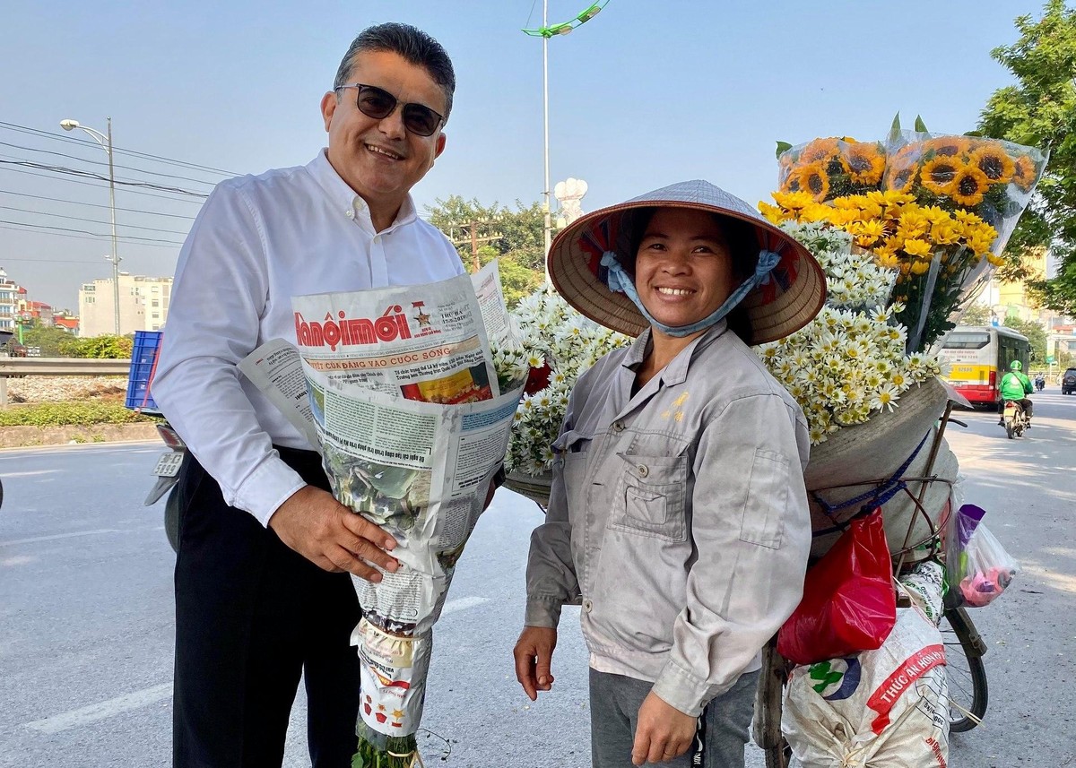 Đại sứ Saadi Salama mua hoa