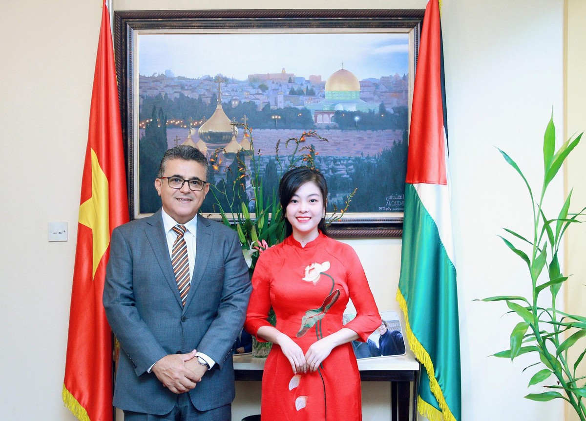 Đại sứ Saadi Salama và tác giả Hồ Hạ (nhà báo Phùng Thị Hồng Hạnh), Báo Đầu tư.