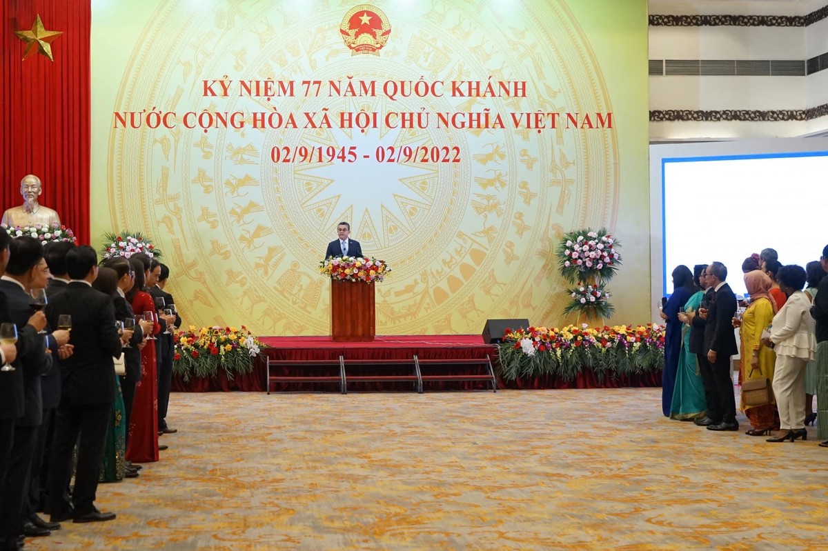 Đại sứ Palestine tại Việt Nam Saadi Salama, Trưởng đoàn Ngoại giao tại Việt Nam phát biểu chúc mừng tại Lễ kỷ niệm 77 năm Quốc khánh nước Cộng hòa xã hội chủ nghĩa Việt Nam (2/9/1945 - 2/9/2022), do Chủ tịch nước Nguyễn Xuân Phúc chủ trì, tối 31/8/2022.