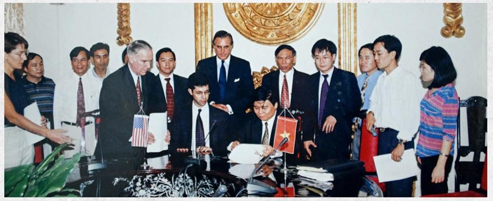 Ông Joe Damond và ông Nguyễn Đình Lương trên bàn đàm phán Hiệp định BTA (Ảnh: nhân vật cung cấp)