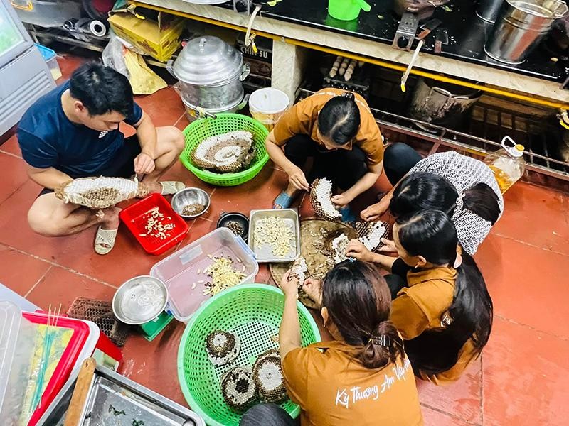 Nhộng ong rừng là món đặc sản tại Am Váp Farm. Đây là món ăn không phải mùa nào cũng có. Chỉ những du khách đến đây vào các tháng 7-8-9 âm lịch thì mới được thưởng thức món ăn là sản vật quý hiếm của núi rừng Kỳ Thượng.