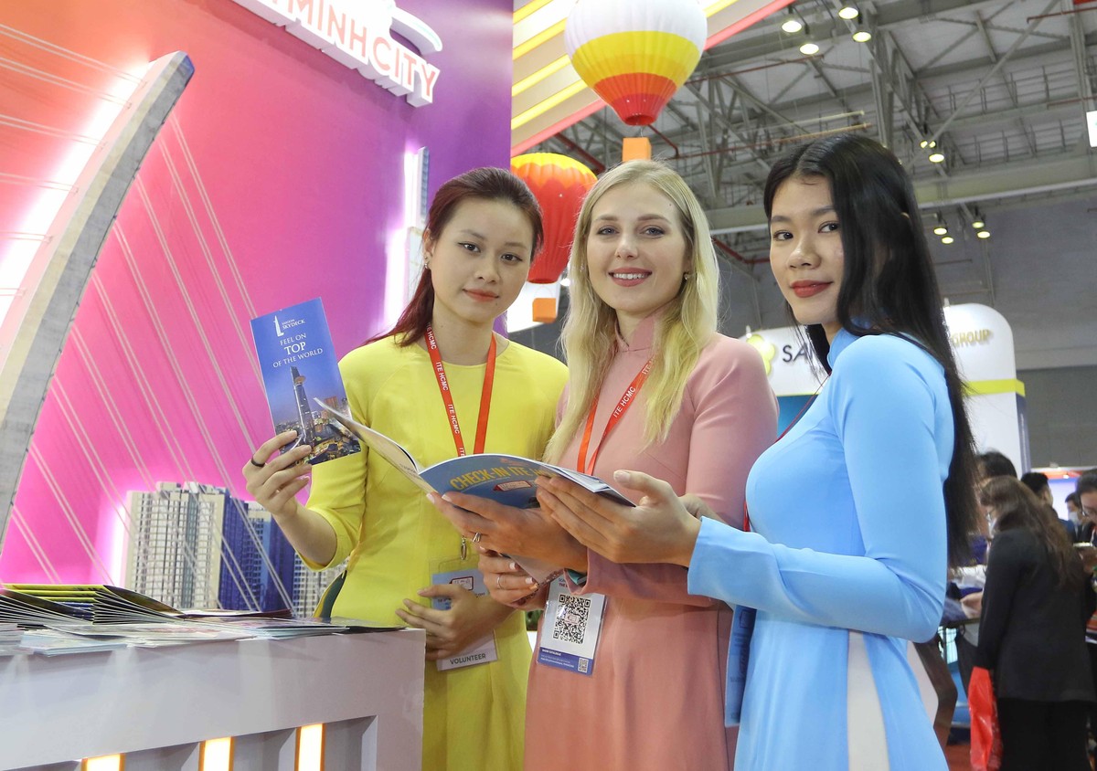 Bạn Katazryna Ewa Kenny (giữa) tình nguyện viên người Ba Lan do yêu thích những điểm đến ở TP.HCM nên đã tình nguyện đến giới thiệu cảnh đẹp cho bạn bè quốc tế.