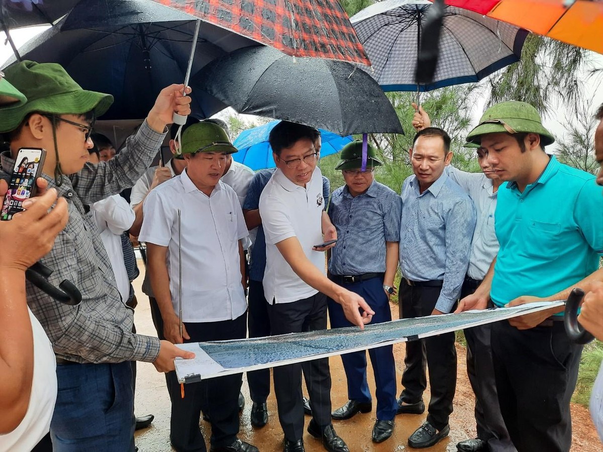 Đoàn công tác của Bộ GTVT khảo sát hiện trường địa điểm quy hoạch khu cảng chuyên dùng Triệu Lăng, huyện Triệu Phong Đoàn công tác của Bộ GTVT khảo sát hiện trường địa điểm quy hoạch khu cảng chuyên dùng Triệu Lăng, huyện Triệu Phong