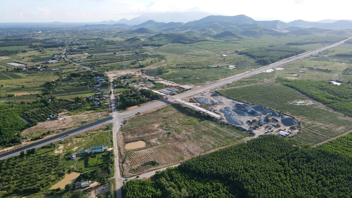 Hạ tầng giao thông phát triển góp phần thúc đẩy những dự án nghỉ dưỡng mới. Ảnh: Lê Toàn