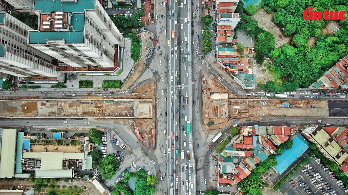 Toàn cảnh nút giao thông Lê Văn Lương - Khuất Duy Tiến - Tố Hữu đang trong giai đoạn nước rút, chuẩn bị cho ngày khánh thành vào 10/10.