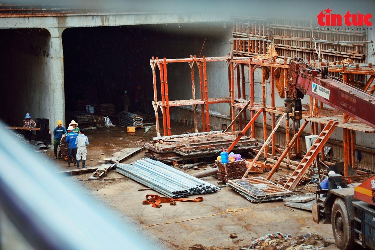 Chủ tịch UBND TP Hà Nội yêu cầu Ban QLDA giao thông chỉ đạo các nhà thầu liên quan quyết tâm thông xe dự án hầm chui Lê Văn Lương - Vành Đai 3 vào ngày 10/10.