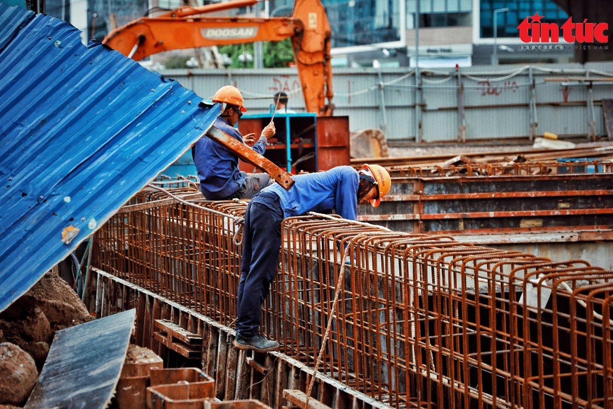 Các nhà thầu đang tập trung nhân lực, máy móc, thiết bị, thi công 3 ca liên tục trong ngày.