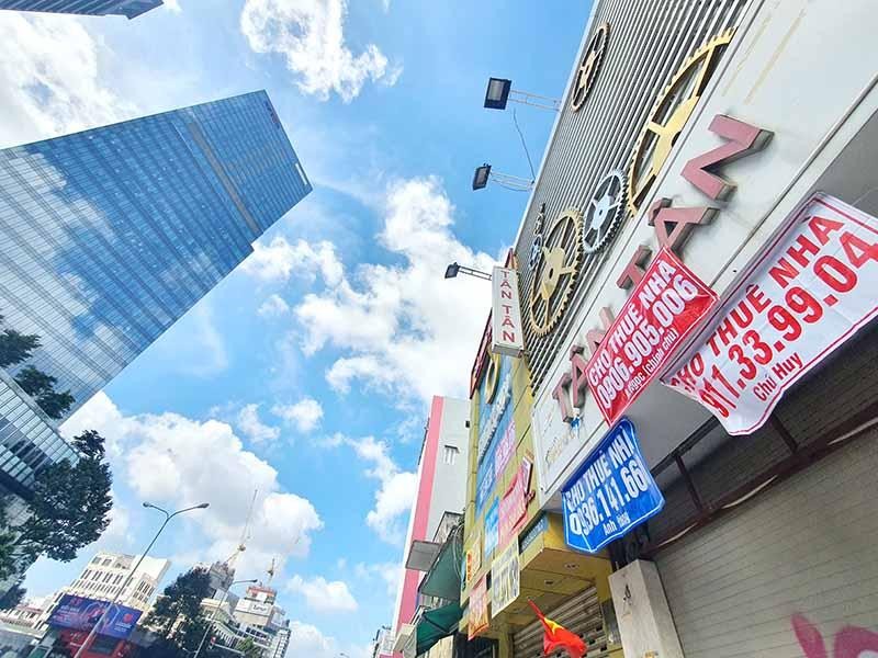 Theo quan sát của phóng viên, một số mặt bằng nhỏ đã được thuê, còn các mặt bằng lớn chủ nhà đang chờ những thương hiệu lớn và có hợp đồng dài hạn.