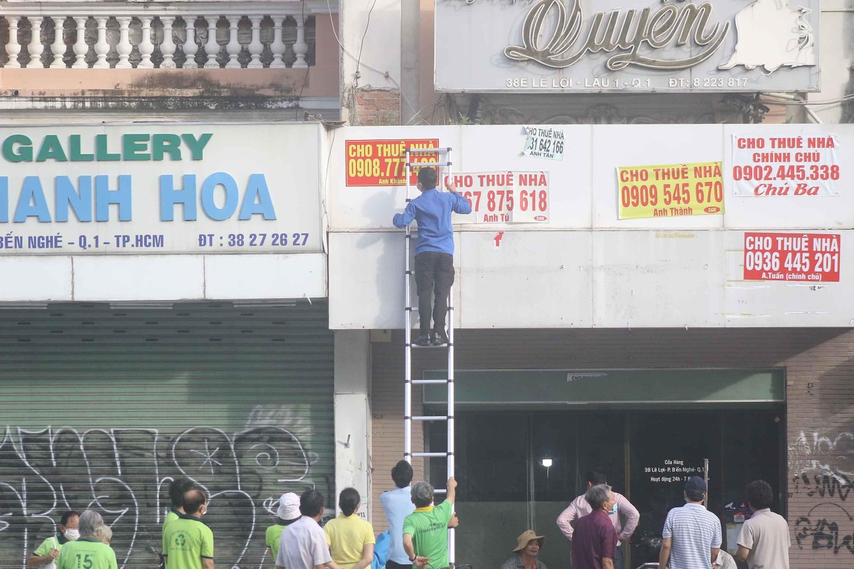 Do tình trạng treo, dán biển cho thuê quá nhiều, các đơn vị quản lý tại quận 1 phải tháo bớt để đảm bảo mỹ quan đô thị.