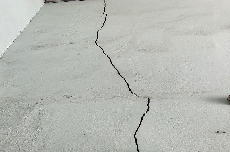 Bứt tường bị nứt toác khiến ông Bùi Thanh Lang sống bất an trong chính ngôi nhà của mình. Bứt tường bị nứt toác khiến ông Bùi Thanh Lang sống bất an trong chính ngôi nhà của mình.