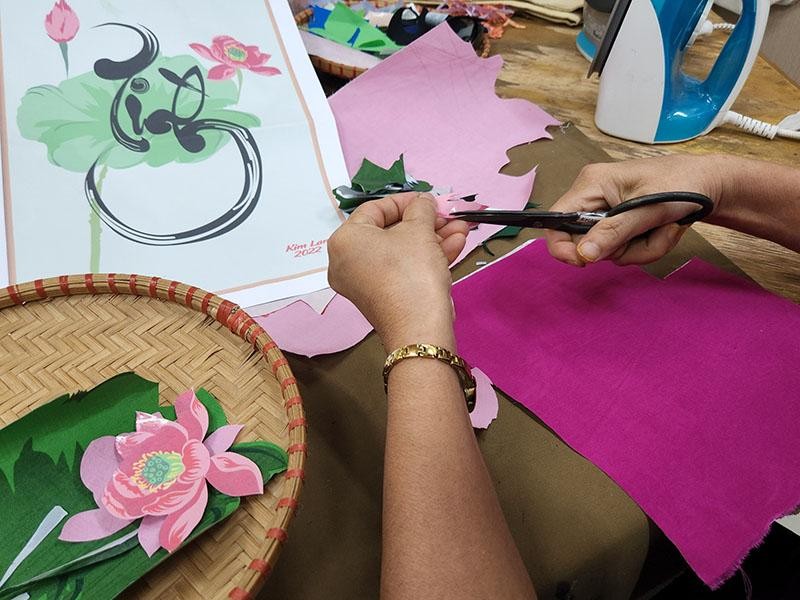 Tại Vụn Art, người lao động khuyết tật được phân công đảm nhận các công đoạn phù hợp từ “thô” đến “tinh”