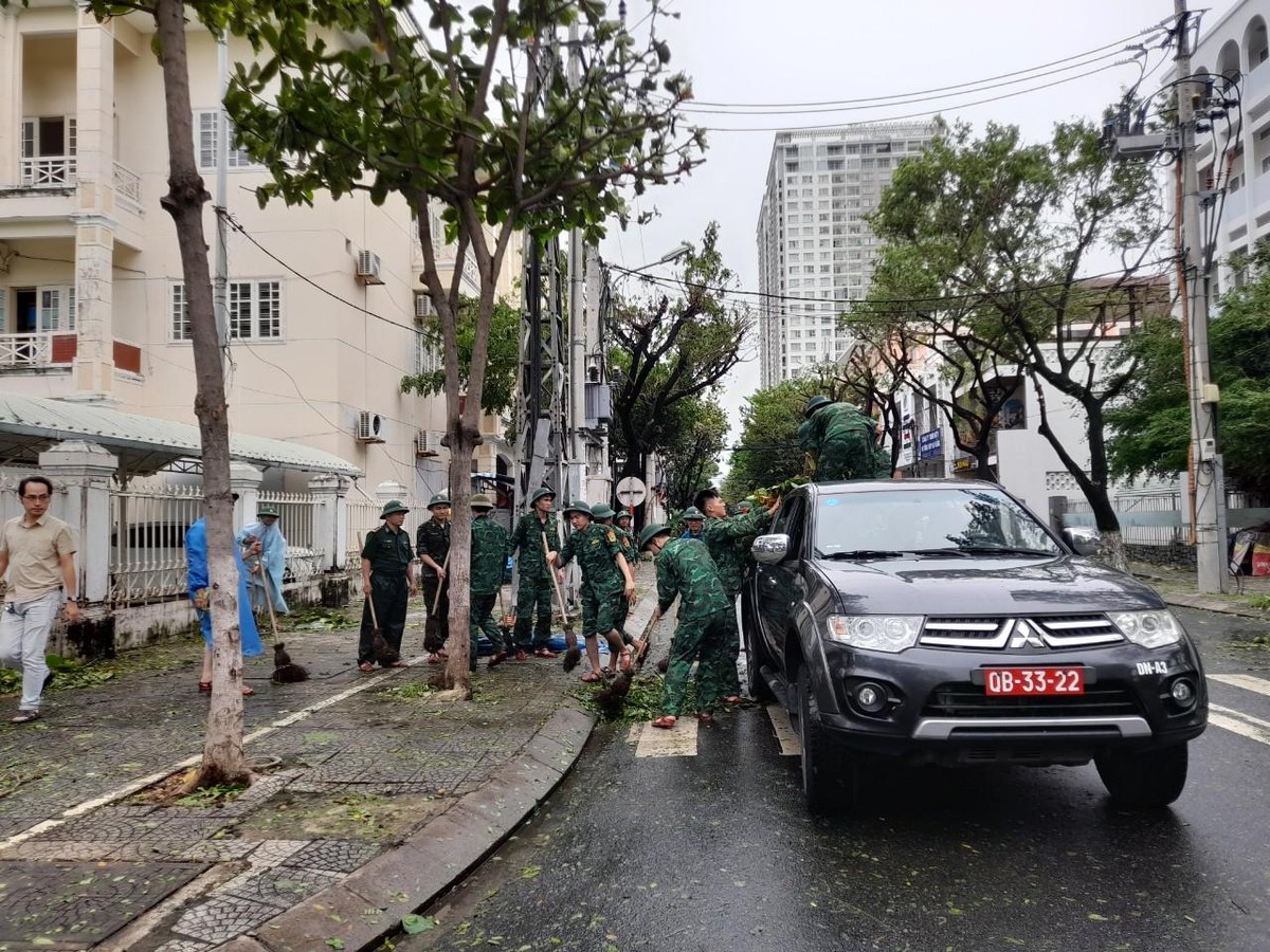 Lực lượng chức năng TP.Đà Nẵng dọn dẹp cây xanh gãy đổ sau bão.