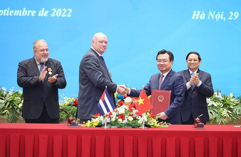 Hai lãnh đạo Chính phủ chứng kiến lễ ký kết Kế hoạch hành động thực hiện Chương trình nghị sự kinh tế song phương Việt Nam-Cuba giai đoạn 2023-2025. (Ảnh: Nhật Bắc) Hai lãnh đạo Chính phủ chứng kiến lễ ký kết Kế hoạch hành động thực hiện Chương trình nghị sự kinh tế song phương Việt Nam-Cuba giai đoạn 2023-2025. (Ảnh: Nhật Bắc)