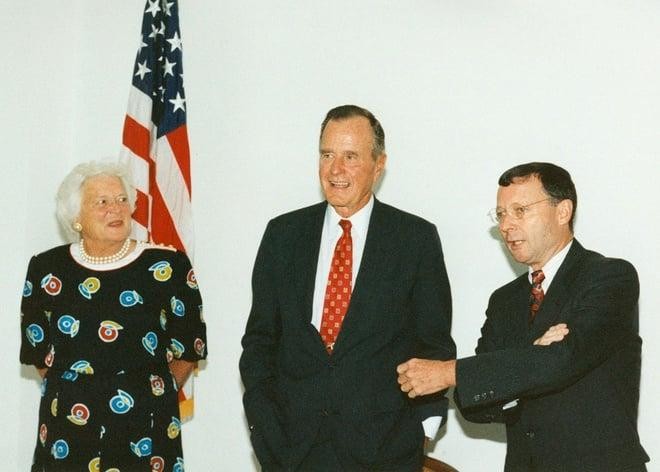 Cựu Đại biện Hoa Kỳ tại Việt Nam (1995-1997) Desaix Anderson (bên phải) cùng ông bà George Bush Cha